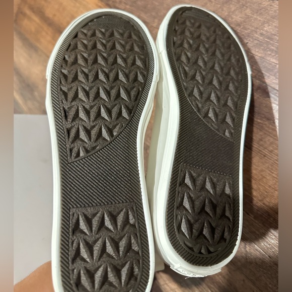 Brand new in box size 10 Gypsy Jazz high top slip on sneakers. WHITE - Picture 4 of 5